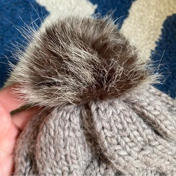 ❄️ H&M GREY WOOL BLEND FAUX FUR POM POM CABLE KNIT WINTER HAT! - Picture 10 of 15